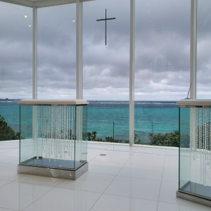 チャペルからみた海|687801さんのモントレ・ルメール教会（ホテルモントレ沖縄スパ＆リゾート）チュチュリゾートウエディングの写真(2005728)