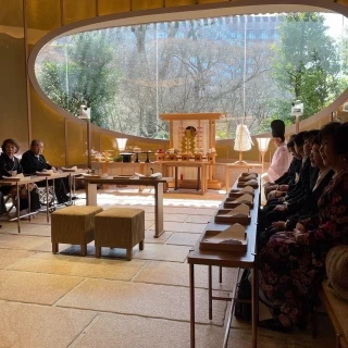 窓の大きな素敵な神殿
