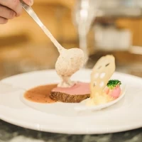 会場内で仕上げてくださるメイン料理