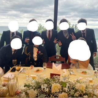 メインテーブルの後ろには海が広がっています。