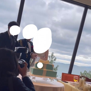 式場のカメラマンがケーキ入刀のシーンを撮影しています。|688037さんのTHE LUIGANS Spa & Resort(ザ・ルイガンズ．スパ＆リゾート)の写真(2013090)