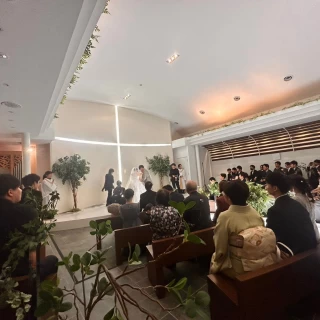 横に広い会場なので、新郎新婦との距離が近いです