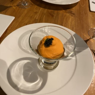 かぼちゃのムースにキャビアを乗っけたものになります。