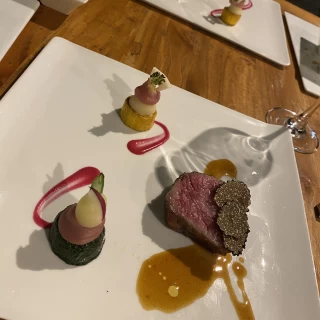牛肉にトリュフを乗っけた主食になります。(試食サイズ)
