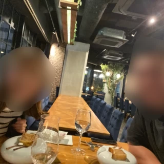レストランのようで机・椅子は配置自由に組み替えられます。