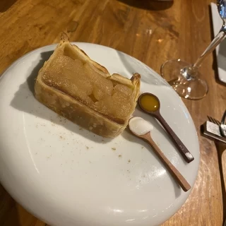 デザートのアップルパイです。ソースもあって味が楽しめます。