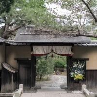 表門幕と装花です。装花は夫婦が好きな青色と黄色がメインです。
