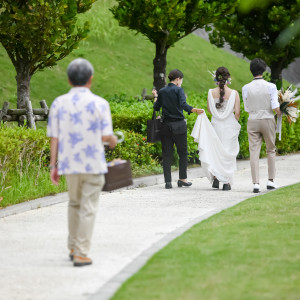 式場までの外通路|688246さんの白の教会/アールイズ・ウエディングの写真(2012067)