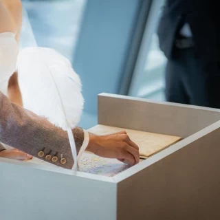 結婚証明書へのサイン