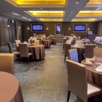 床の色が綺麗　ドレスが映えそう