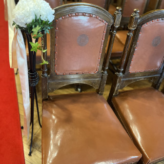 挙式会場（錦鶏）の伝統を感じる椅子