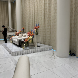 カーテンが閉じているときの披露宴会場はこのような雰囲気です。