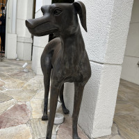 玄関では犬の銅像がお出迎えしてくれます