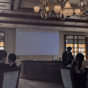 会場前方と後方にモニターがあります|688392さんのザ ストリングス 表参道の写真(2407480)