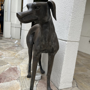 玄関では犬の銅像がお出迎えしてくれます|688392さんの白金迎賓館 アートグレイスクラブの写真(2013963)