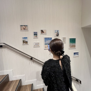 挙式前の控室には新郎新婦の写真がおしゃれに飾られていました。|688392さんのララシャンスKOBEの写真(2407115)