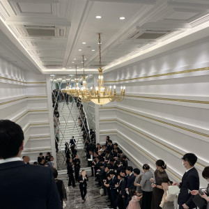 挙式会場を出たところの大階段でフラワーシャワーが可能です。|688392さんのララシャンスKOBEの写真(2407123)