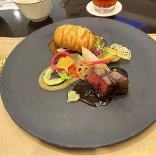 魚を包んだパイと牛ヒレ肉のグリル。
