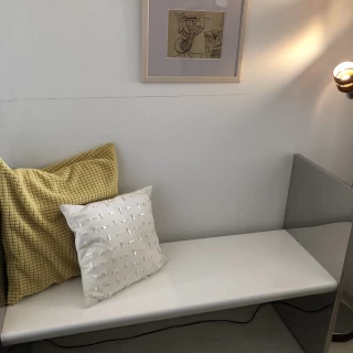 チャペルでお子さんが泣いた時などに入る部屋です
