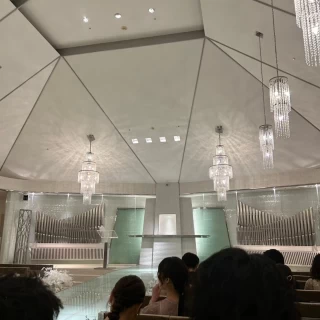 天井の高さ
水が流れる正面
シャンデリア
