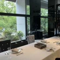 会食会場、狭め