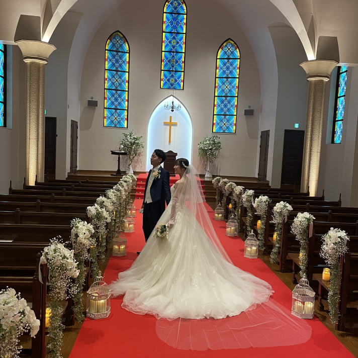 赤いバージンロードに衣装がよく映えました。