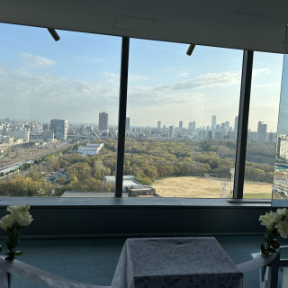 チャペルの大きな窓からの大阪城の景色