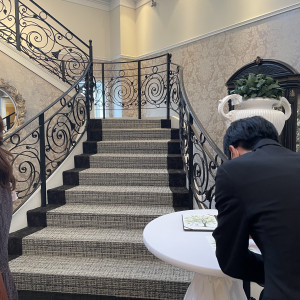 右の小テーブルで結婚証明書を記入しました。階段上がチャペル|688628さんの赤坂 アプローズスクエア迎賓館の写真(2086226)