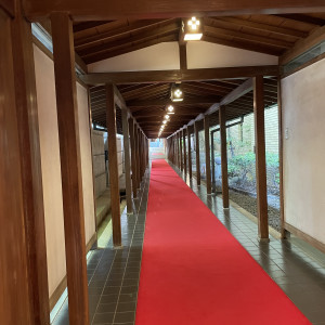 挙式会場とゲスト控え室を結ぶ回廊|688647さんの乃木神社・乃木會館の写真(2016016)