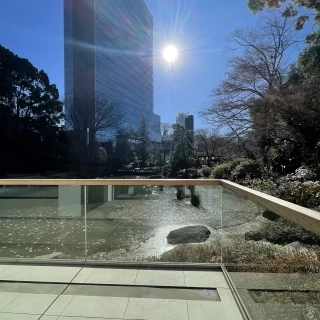 テラスから望む日本庭園