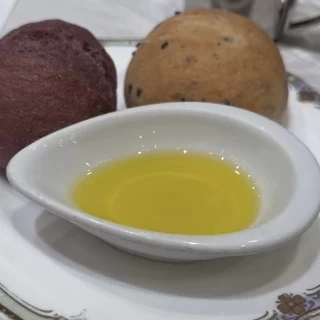 左が赤ワインのパンです
