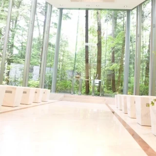 森林の中のような開放的なチャペルでした