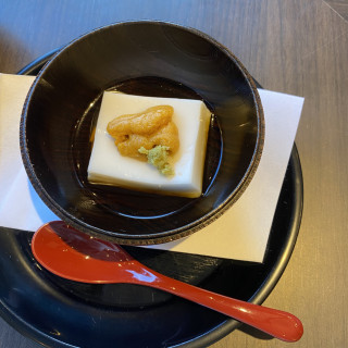 吉野葛を用いたモチモチのお豆腐で、お出汁の味が最高でした。