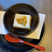 吉野葛を用いたモチモチのお豆腐で、お出汁の味が最高でした。