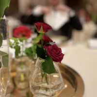赤を基調としたテーブル装花