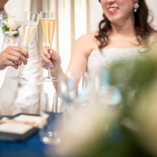 テーブルカラーはブルーにしたのですが白い会場にとても合いまし