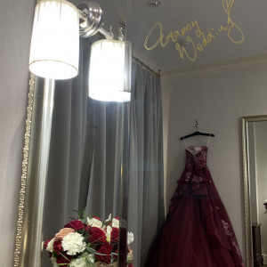 お支度部屋に飾られたカラードレスとブーケ|689020さんのアクアテラス迎賓館  大津の写真(2019741)