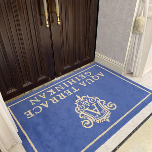 入口の扉を開けた瞬間からお迎えしてくれるカーペット|689020さんのアクアテラス迎賓館  大津の写真(2019750)