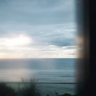 披露宴会場からチャペルと海がみえます。