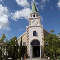 チャペルを庭の側から撮影した様子です