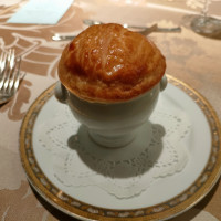 パイの中にスープが入っています