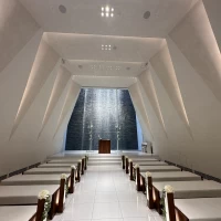 京都では珍しい真っ白なチャペルです