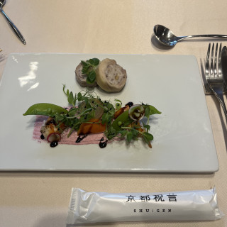 鶏肉もエビもソースも全てがこだわって作られたものおいしい