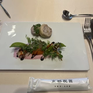鶏肉もエビもソースも全てがこだわって作られたものおいしい