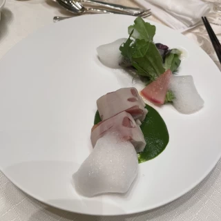 お皿や盛り付けも綺麗でした