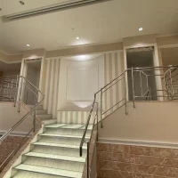 階段から入場ができます