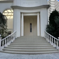 チャペルからの出口、フラワーシャワーを行う場