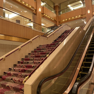 ロビー兼、人前式で使用できる階段|689257さんのロイヤルパークホテルの写真(2036145)