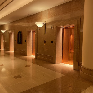 エレベーターホール
式当日は専用エレベーターの看板出る|689257さんのヨコハマ グランド インターコンチネンタル ホテルの写真(2064028)