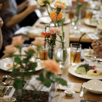 フラワービュッフェのお花を各テーブルに飾った状態